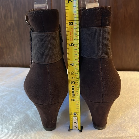 Aerosoles Ankle Boots Brown Healed Suede size 6 Like New - Picture 3 of 10